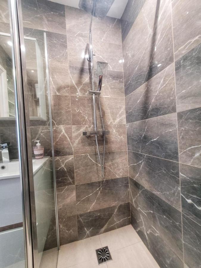 Love Room A Cannes - Appartement 25M2 Pour 2 Personnes Avec Un Jacuzzi Prive Ngoại thất bức ảnh