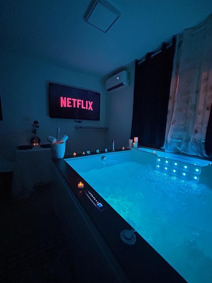 Love Room A Cannes - Appartement 25M2 Pour 2 Personnes Avec Un Jacuzzi Prive Ngoại thất bức ảnh