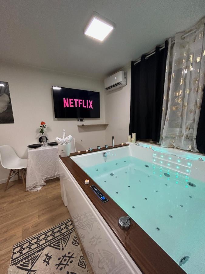Love Room A Cannes - Appartement 25M2 Pour 2 Personnes Avec Un Jacuzzi Prive Ngoại thất bức ảnh