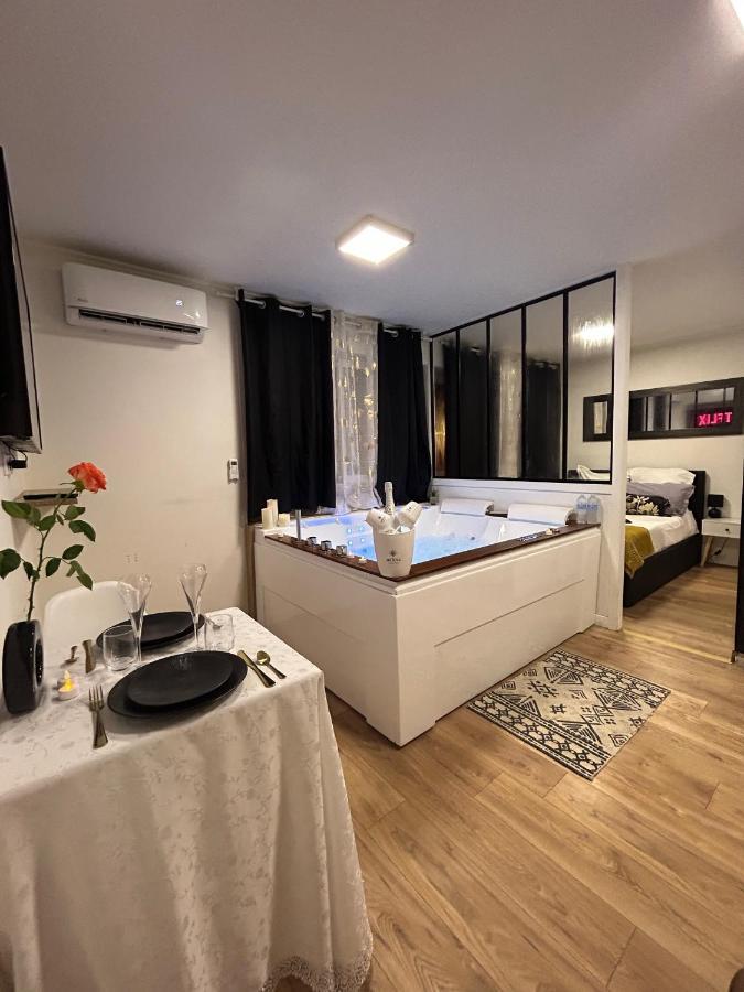 Love Room A Cannes - Appartement 25M2 Pour 2 Personnes Avec Un Jacuzzi Prive Ngoại thất bức ảnh