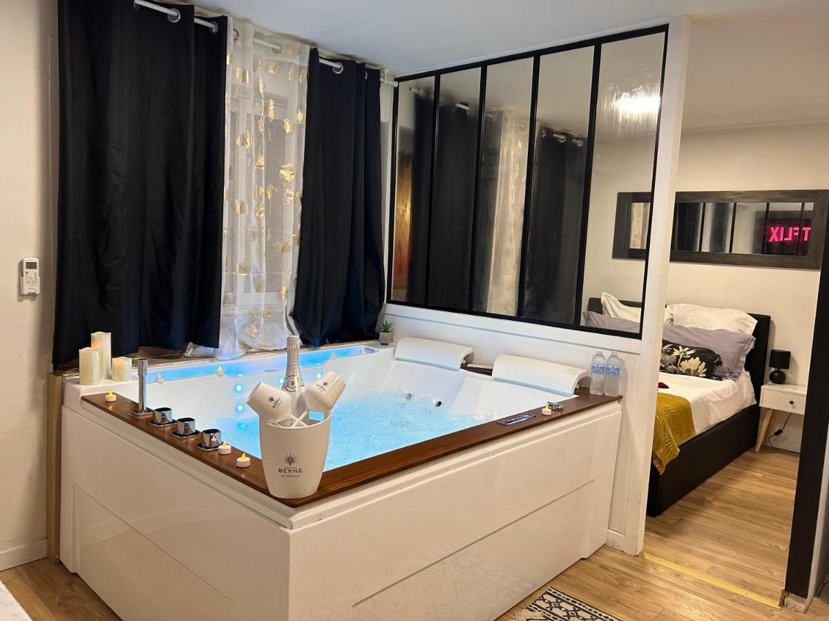 Love Room A Cannes - Appartement 25M2 Pour 2 Personnes Avec Un Jacuzzi Prive Ngoại thất bức ảnh