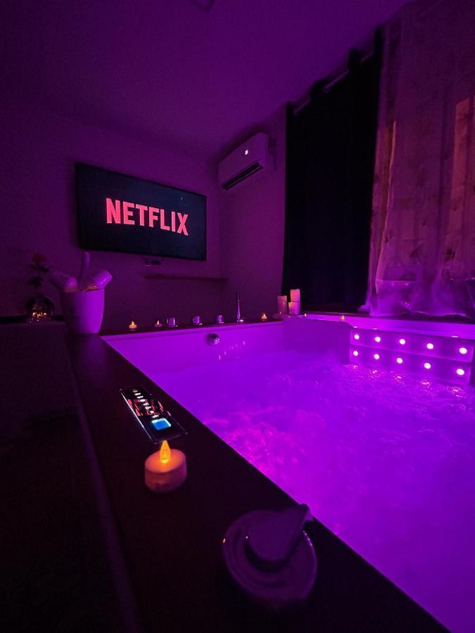 Love Room A Cannes - Appartement 25M2 Pour 2 Personnes Avec Un Jacuzzi Prive Ngoại thất bức ảnh