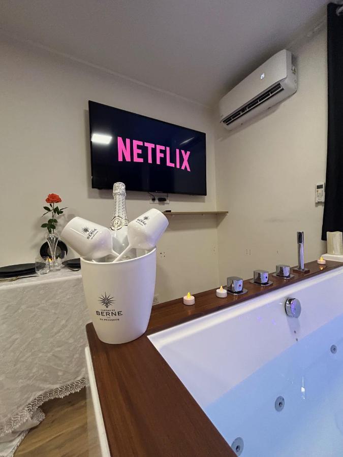 Love Room A Cannes - Appartement 25M2 Pour 2 Personnes Avec Un Jacuzzi Prive Ngoại thất bức ảnh