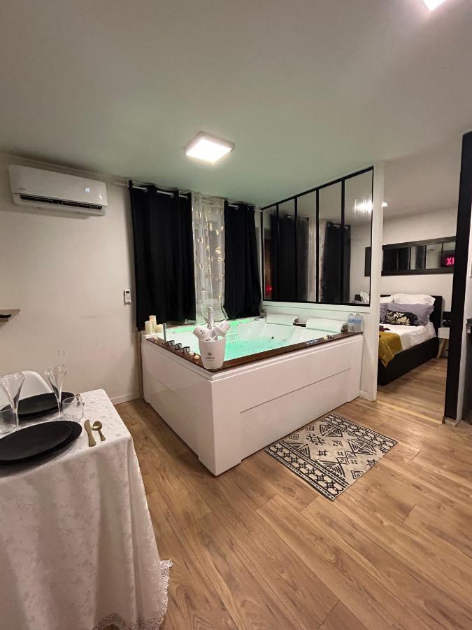 Love Room A Cannes - Appartement 25M2 Pour 2 Personnes Avec Un Jacuzzi Prive Ngoại thất bức ảnh