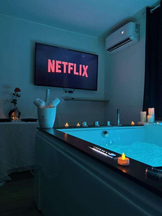 Love Room A Cannes - Appartement 25M2 Pour 2 Personnes Avec Un Jacuzzi Prive Ngoại thất bức ảnh
